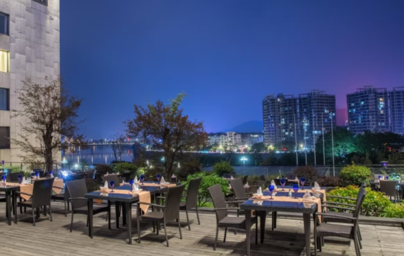 Crowne Plaza Yucheng or Similar